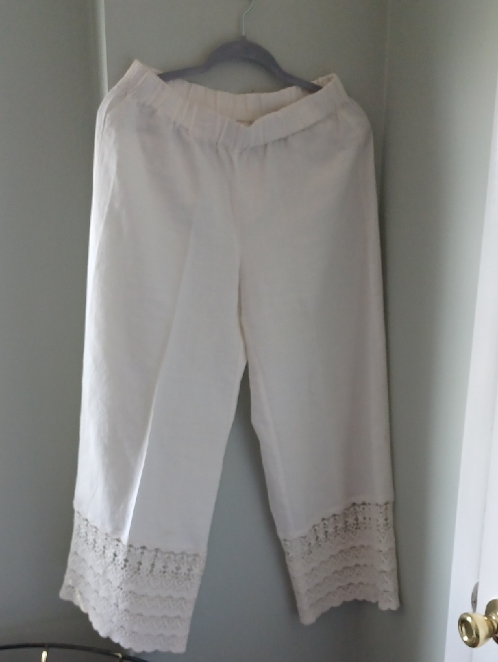 Chico's sz 0, (S) Creamy White Wide-Leg Crochet Trim Ankle Pants. Linen Blend.